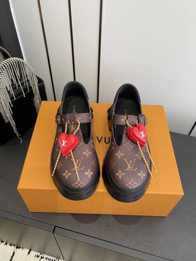配饰60 Louis Vuotton 25Ss 新款厚底玛丽珍大头鞋 乐福鞋 本款乐福鞋以头层小牛皮革裁出轻盈舒适鞋身 厚实 Eva外底点缀醒目凸纹 亦刚亦柔的