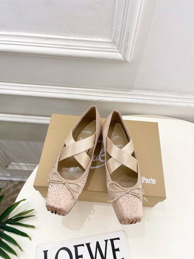 Christian Louboutin路铂廷Cl 红底鞋 25Ss最新猪鼻子水钻蝴蝶结交叉带芭蕾舞鞋 红底鞋系列，魅惑华丽的顶级硬货上新 Bs明星同款，平台主播