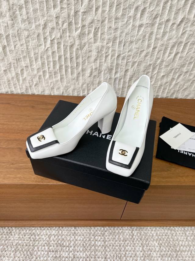 G081 Chanel 小香 25K走秀款 双C锁扣 大方头 高跟鞋 当巴黎大皇宫的秀场灯光聚焦于足尖这双走秀款大方头便以利落姿态 写下经典与创新的时尚注解 。