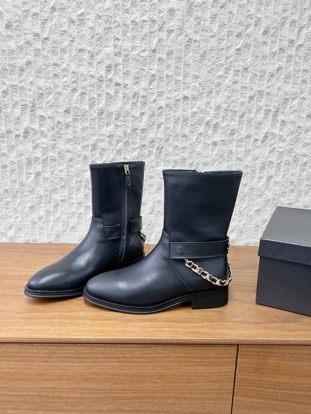 G086 Chanel 小香 25Ss秋冬新款 经典链 骑士靴 短靴 今年最佳战靴非它莫属 真的太帅气了 最亮点的地方是它鞋后的链条 帅气中又带点柔美的 设计真