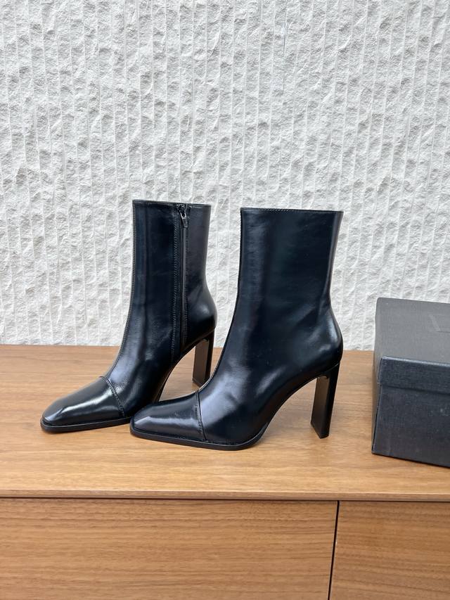 G731 Saint Laurent 圣罗兰 25Ss秋冬新款 侧拉链 高跟短靴 及踝靴，搭配方形尖鞋头和锥形粗跟，内侧饰以Le Cassandre，侧面拉链开