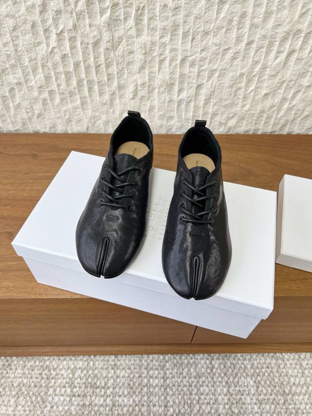 植鞣牛皮 G279 Maison Margiea 马吉拉 25Ss秋冬新款 玛丽珍 系带 分趾鞋 太棒了的版本 非常不好做！马吉拉分趾鞋又被推到风口啦 小红书发