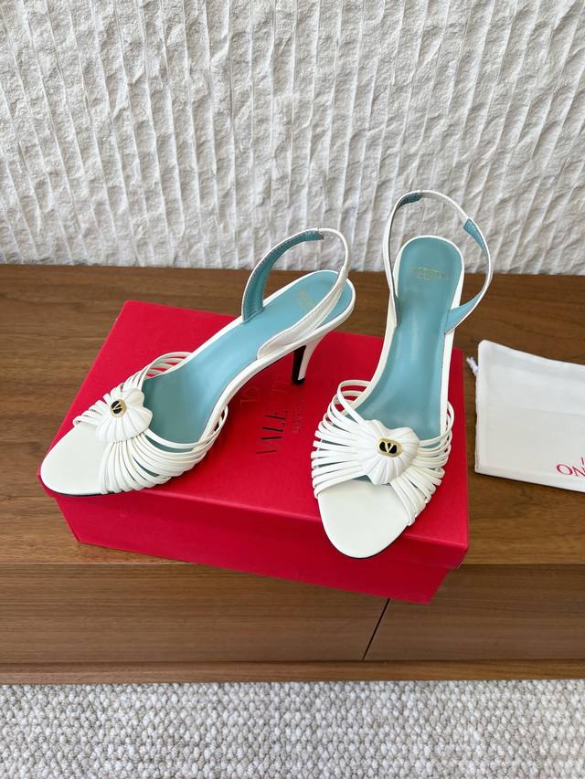 G752 Valentino 华伦天奴 26Ss早春新款 爱心带子 高跟 凉鞋 绝美的质感 非常好搭配，任何季节可穿 延续超高跟设计，深得海外知名博主青睐 千万