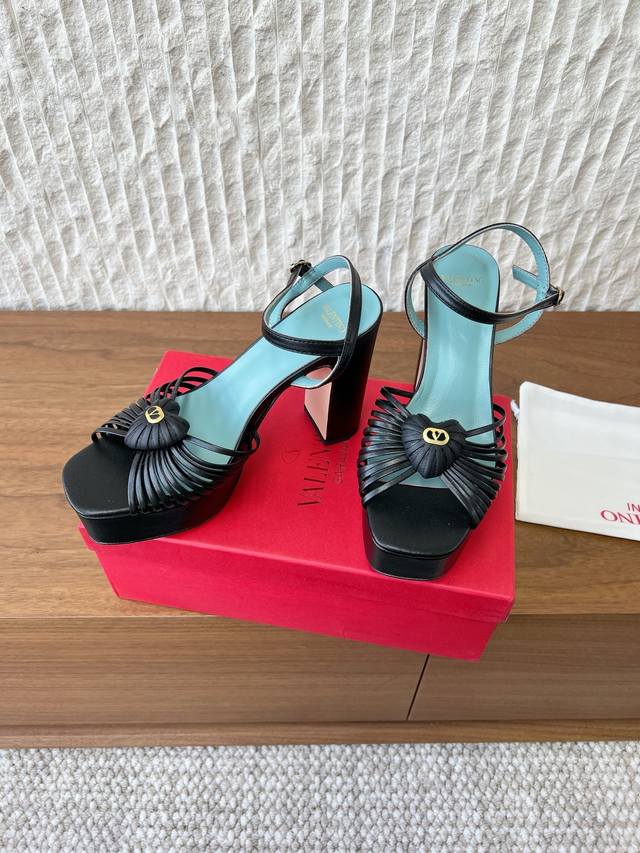 G752 Valentino 华伦天奴 26Ss早春新款 爱心带子 高跟 凉鞋 绝美的质感 非常好搭配，任何季节可穿 延续超高跟设计，深得海外知名博主青睐 千万