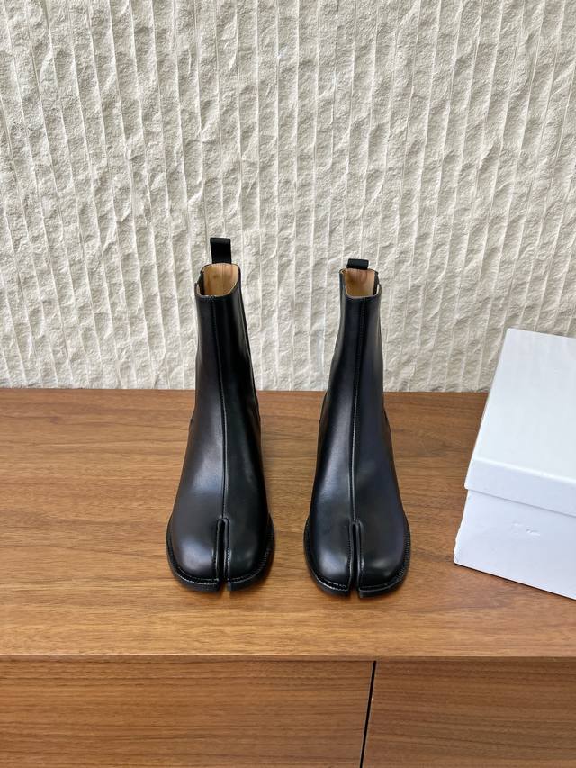 G321 Maison Margiela 马吉拉 25Ss秋冬新款 Tabi分趾 切尔西 短靴 当哥特式建筑的凌厉线条邂逅东方余韵 这款短靴以先锋姿态重构经典