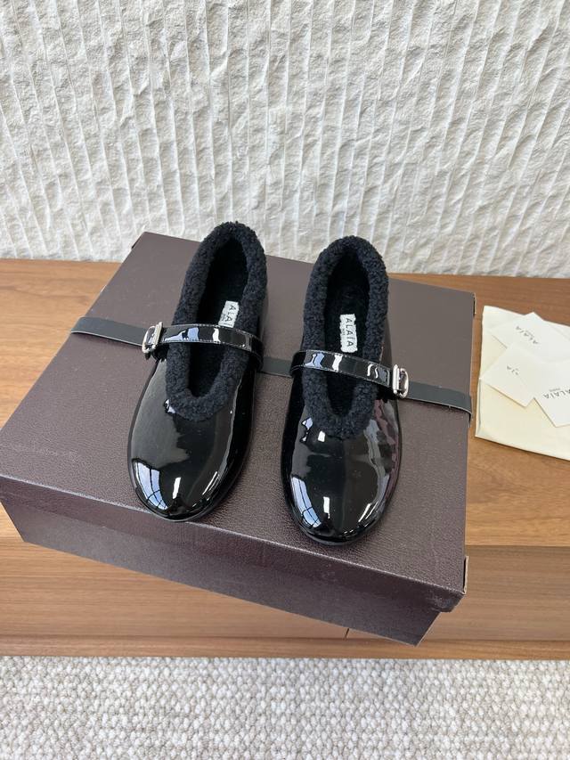 皮面 G101 Alaia 阿莱亚 25Ss秋冬新款 圆头 平底 羊猄 玛丽珍 芭蕾舞鞋 Alaia 阿莱亚这款芭蕾舞鞋，光泽感满满，搭配金属标扣，复古又优雅计
