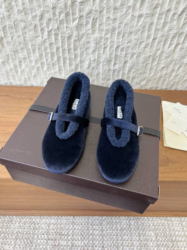 G101 Alaia 阿莱亚 25Ss秋冬新款 圆头 平底 羊猄 玛丽珍 芭蕾舞鞋 Alaia 阿莱亚这款芭蕾舞鞋，光泽感满满，搭配金属标扣，复古又优雅计。 毛