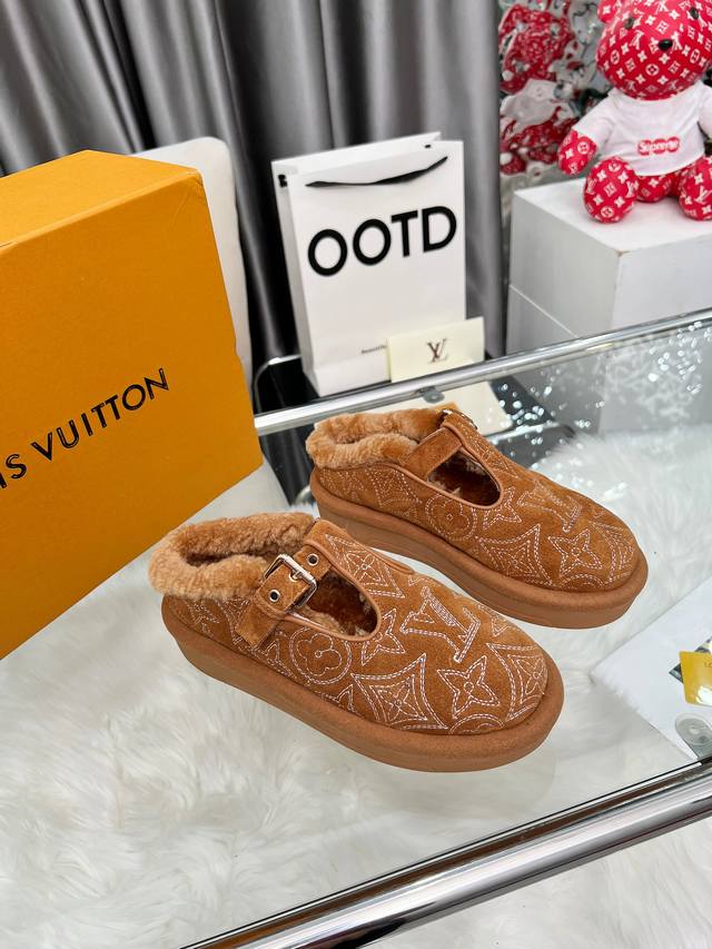 毛里 2025 短靴 面料：采用进口高丝光牛猄皮面Lv 专用立体电绣花荟工艺， 搭配皮毛一体羊毛内里。更显时尚，进口高密度橡胶美耐底 高密度发泡材质填充 ，轻盈