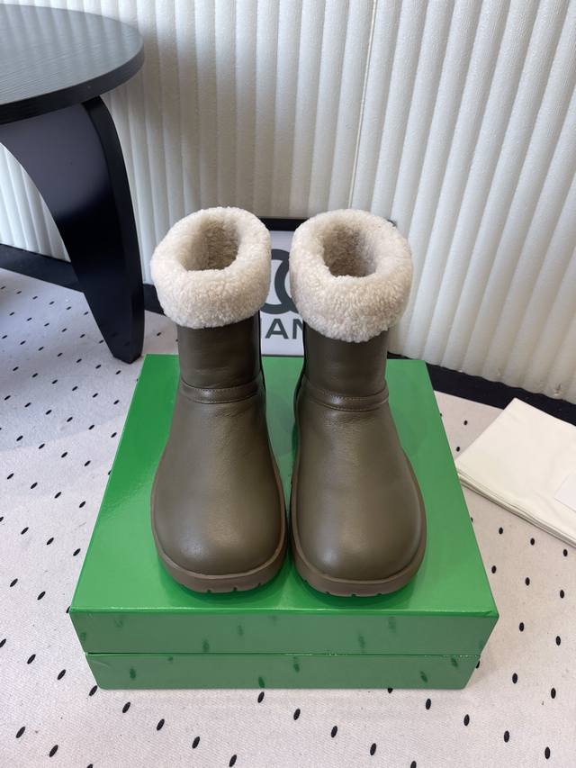 Bottega Venet*秋冬款圆头加绒短靴雪地靴毛毛靴 靴口和内里有毛绒材质，适合低温天气。外层是皮质面料，防水耐脏，容易清洁。厚底设计，走路时缓冲性好，长
