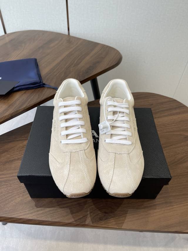 莞产prada 普拉达 25Ss春夏新款 德训鞋 休闲鞋 精工制造，缝线均匀，皮质质感一览无余，多色拼接，时尚大方，柔软舒适透气，外侧饰有prada字母徽标 搭