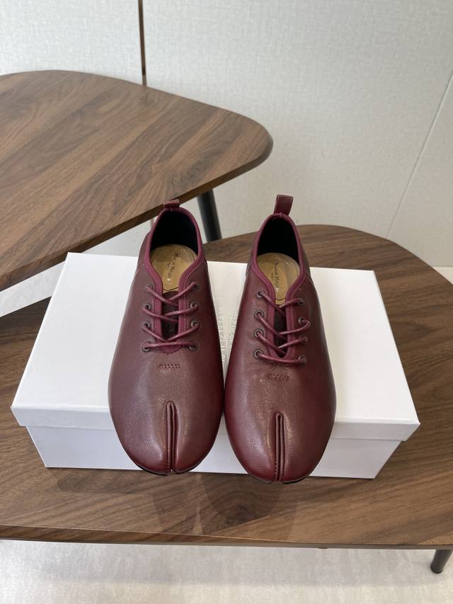 Maison Margiel马吉拉经典分趾鞋平底单鞋 鞋头是标志性分趾造型，搭配系带款式，自带先锋小众的辨识度，风格独特不撞款。鞋面是细腻皮革，部分款式有金属光