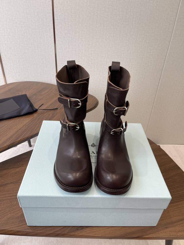 prada普拉达 25Ss 秋冬 复古西部牛仔靴 时尚机车马丁靴，独到味道，人人都爱也轻松驾驭 每年都会爆.还有就是百搭经典的鞋楦，足以征服你，穿上它，增高休闲