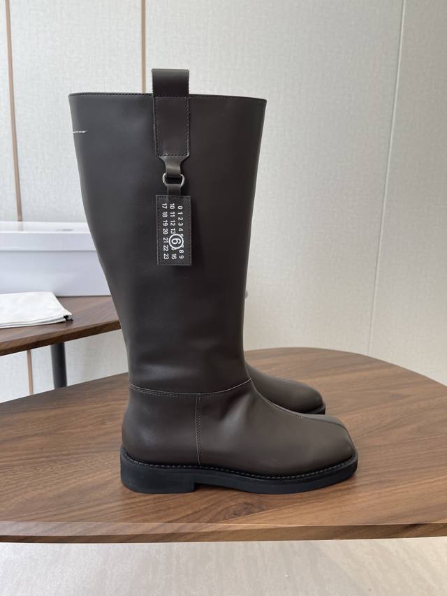 羊京 牛皮 # Mm6马吉拉25走秀款，复古中带有少女感，骑士靴 没有任何的繁杂装饰，质感极好的Vintage感，纯粹和极简 做得利落又诗意～厚底设计 完美提升