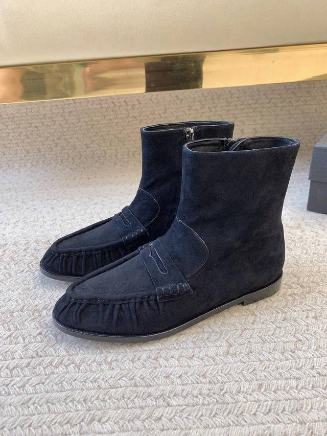 Saint Lauren* Ysl复古褶皱乐福短靴 穆勒鞋头+莫卡辛缝线设计 延生为短靴款式 鞋面：漆皮 羊京 垫脚：羊皮垫脚内里 大底：真皮大底 码数：35-