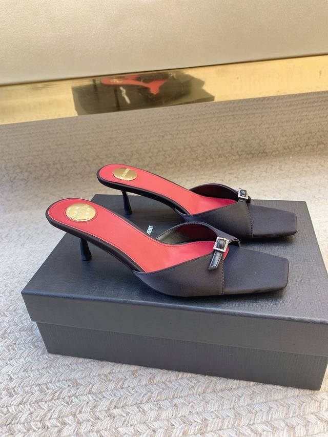 Saint Lauren* 圣罗兰Daisy系列穆勒鞋 方头+细跟经典鞋型 鞋身带有金属皮带扣装饰同时融入了Ysl标志性的红色鞋床设计 是日常通勤、约会等场合的