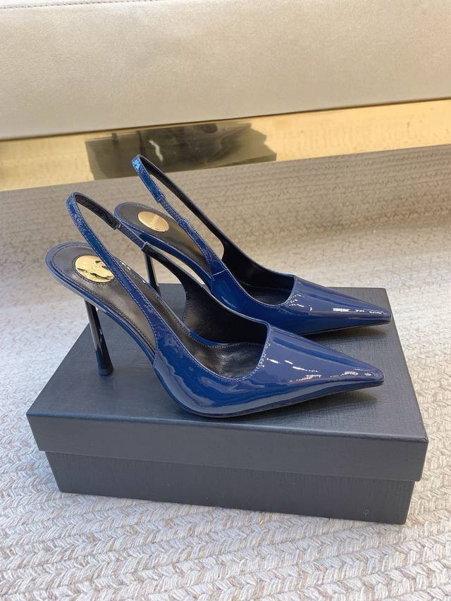 Sain* Lauren*Garlyle系尖头高跟凉鞋 原版套楦 顶级品质 材质 鞋面：进口牛漆皮 进口定做真丝面 内里：进口羊皮里 大底：真皮大底 五金：原版