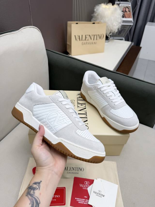 出厂价pp： 1:1最高端 全新设计，全新包装！ Valentino华伦天奴2025爆款休闲运动鞋！ 面料:原版定制冲孔+全粒面牛皮 垫脚:牛皮+V标专用注塑鞋