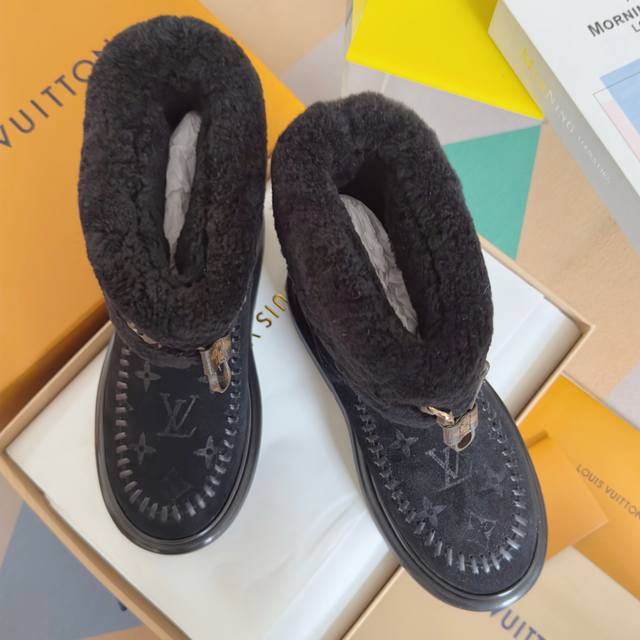 顶级版本：女款 Lv路易威登L家 驴牌 Cortina系列 毛靴 雪地靴 短靴 本款 Cortina 及踝靴出自 Lv Ski 系列，将绒面牛皮革鞋面与舒适羊毛