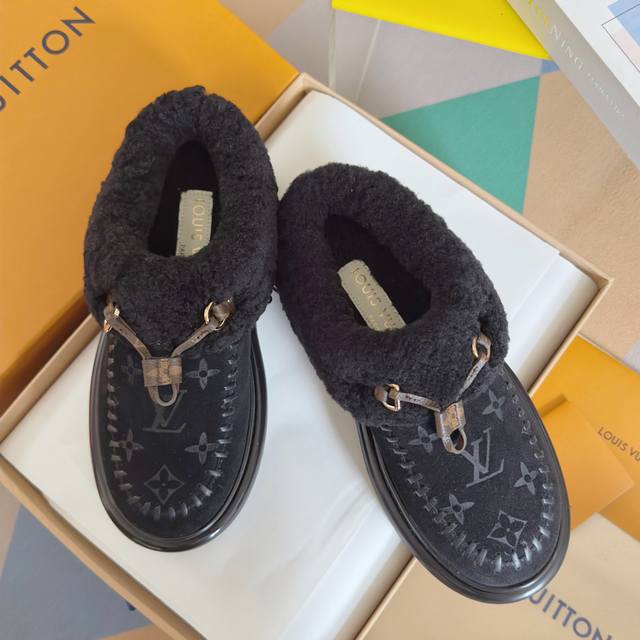 顶级版本：女款 Lv路易威登L家 驴牌 Cortina系列 毛靴 雪地靴 短靴 本款 Cortina 闭趾凉拖出自 Lv Ski 系列，为绒面牛皮革局部压印Mo