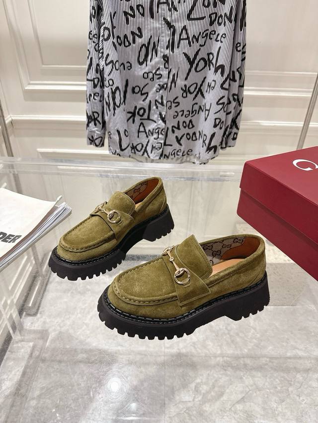 出厂 Gucc 25秋冬新款马衔扣英伦风一脚蹬 厚底乐福鞋 作为品牌对马术本源的致敬之作，马衔扣历经岁月洗礼之后，将厚重历史底蕴和现代时尚流行融合形成一体 原版