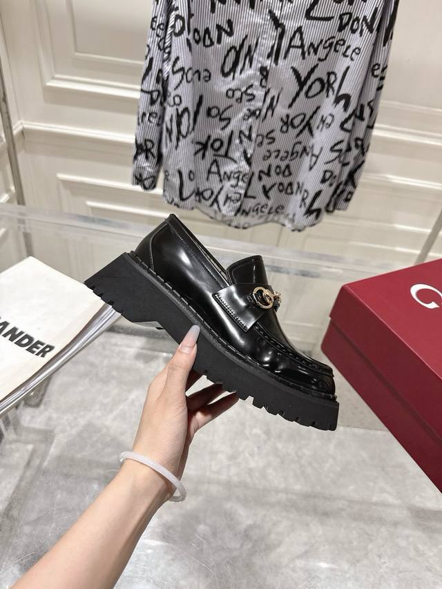 出厂 Gucc60秋冬新款马衔扣英伦风一脚蹬 厚底乐福鞋 作为品牌对马术本源的致敬之作，马衔扣历经岁月洗礼之后，将厚重历史底蕴和现代时尚流行融合形成一体 原版一