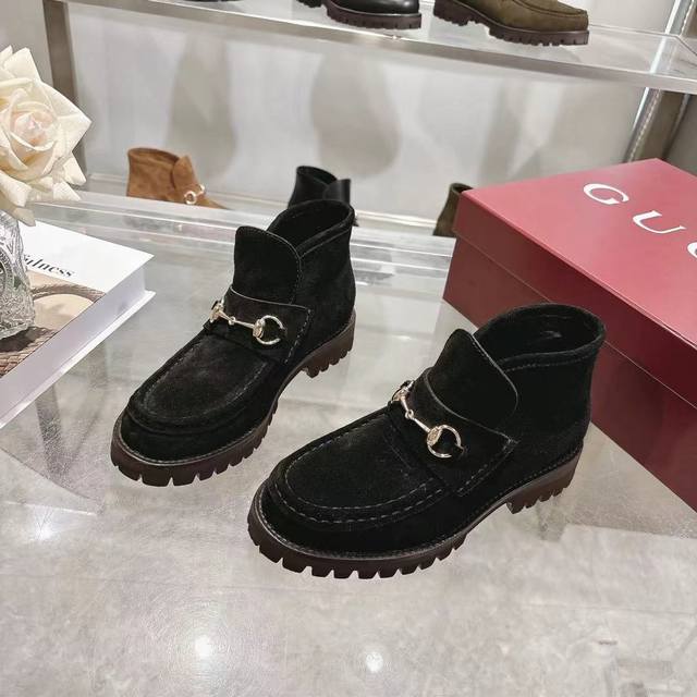 长期有货 4寸女靴 Gucci 古奇 时尚大爆款 巧妙运用圆形鞋头等设计时尚风范 面料：进口小牛牛猄皮 内里：垫脚 进口羊皮 原板一比大底生产 码数:35 42