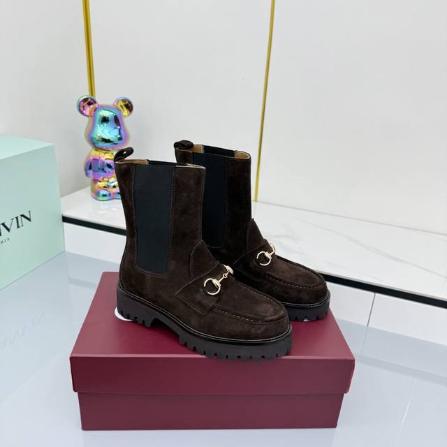 25新版古驰Gucci百搭绑带马丁靴 跟高：5Cm 面料：头层牛皮 内里 垫脚：羊皮里。 大底是发泡大底材质 颜色：黑色 码数：35-41