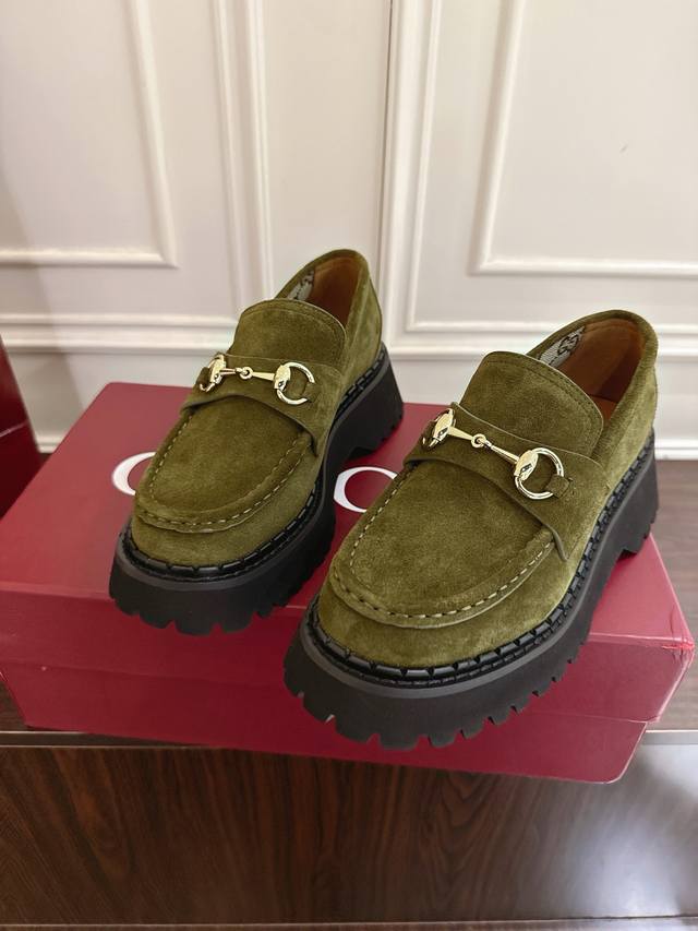 出厂价pp： Gucci 饰马衔扣沟纹底乐福鞋 作为品牌对马术本源的致敬之作，马衔扣历经岁月洗礼之后，将厚重历史底蕴和现代时尚流行融合形成一体 牛皮面 底厚 码