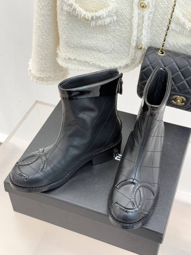 短靴 长靴 Chane*｜小香经典大双C菱格中古靴子系列！ 这双丽珍鞋 简直是时尚长河里的璀璨明珠 它的设计极具辨识度 大双Ct字带是点睛之笔 彰显着的经典与高