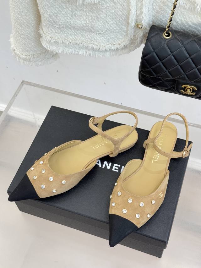 平底 中跟 Chane*｜小香25Wf新品珍珠水钻双C 拼色尖头后空凉鞋 当小香的自由美学邂逅2025摩登风潮 这双凉鞋以标志性设计重构法式优雅。 精选柔滑缎面