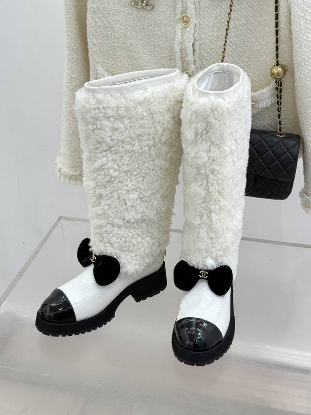 短靴 长靴 Chane*｜小香25N Coco Neige双C 蝴蝶结拼色厚底雪地靴 当圣莫里茨的初雪邂逅巴黎格调 这款雪地靴便成了冬日的时尚注脚 品牌标志性双