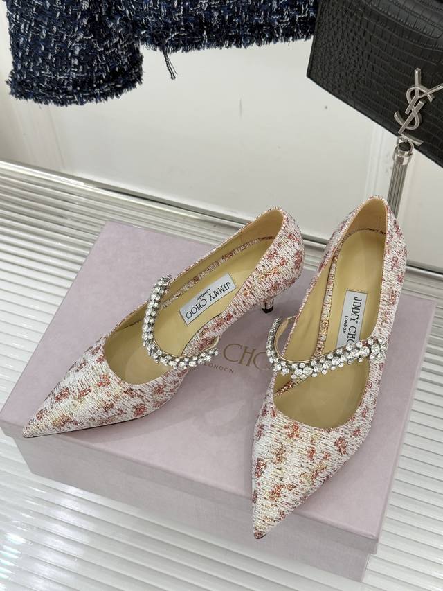 拖鞋 单鞋 Jimmy Choo 吉米周经典钻石链条 尖头高跟鞋 超绝的水晶鞋 美到移不开视线 鞋型做的非常秀气 不会过分窄长 内部空间很足 让脚趾能足够的放松
