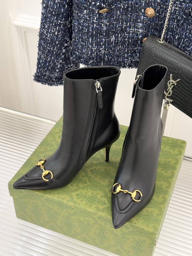 布面 皮面 Gucci 古驰25Wf新品马衔扣尖头 侧拉链高跟短靴 它以标志性的马衔扣为点睛之笔 彰显着品牌深厚的马术传承与奢华底蕴。 这款凉鞋采用优质材质制造