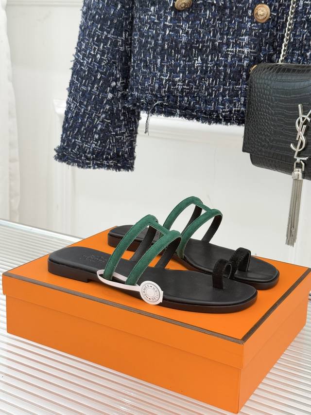 顶版 配原版飞机盒 HermèS 爱马仕经典镂空猪鼻子夹脚拖鞋 标志性的猪鼻子镂空设计俏皮吸睛 在简约中彰显品牌底蕴 高级感满满 每一处细节都经得起考究 夹脚设