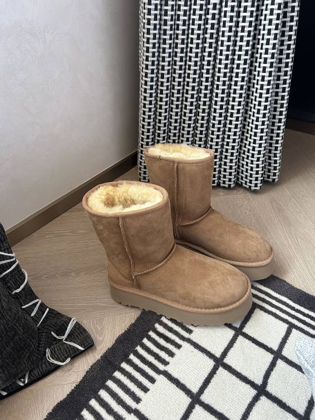 7600皮毛一体厚底，秋冬氛围感，被这双浅棕色雪地靴拿捏住啦～绒面质感高级，内里暖乎乎像裹着云朵，搭配裙装、裤装都很绝，踩上它，从脚暖到心，轻松开启温暖又时髦的