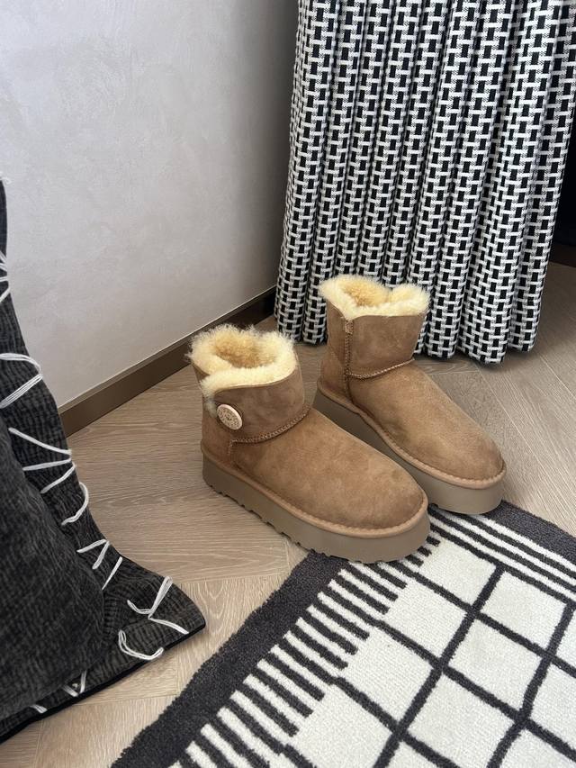 4380皮毛一体厚底 秋冬氛围感，被这双浅棕色雪地靴拿捏住啦～绒面质感高级，内里暖乎乎像裹着云朵，搭配裙装、裤装都很绝，踩上它，从脚暖到心，轻松开启温暖又时髦的
