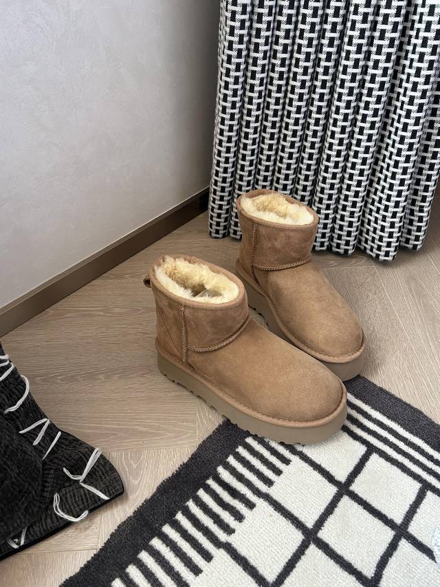 7640皮毛一体厚底 秋冬氛围感，被这双浅棕色雪地靴拿捏住啦～绒面质感高级，内里暖乎乎像裹着云朵，搭配裙装、裤装都很绝，踩上它，从脚暖到心，轻松开启温暖又时髦的