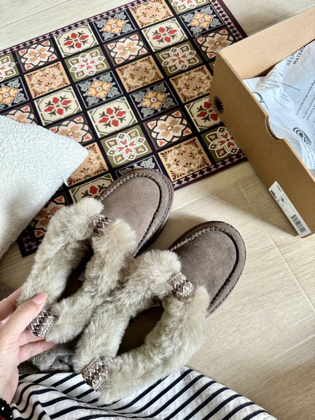 Ug*阿尔派浅口靴 圈口毛毛光腿穿的时候真的很舒服， 鞋面上的白色