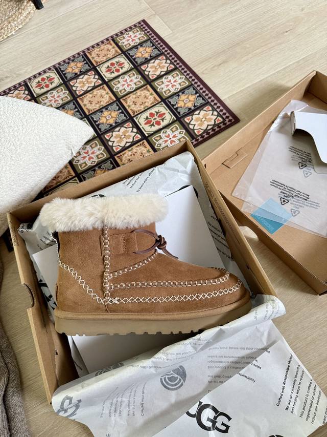 Ug*新款阿尔派经典迷你短靴 鞋面上的材质质感超棒，纹路清晰细腻，无论是视觉还是触觉都给人一种高级感。 独特的配色，既经典又时尚，让你在人群中轻松脱颖而出。 再