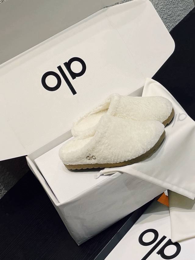 配飞机盒+10 Aio Yoga Alo 2025秋冬新款博肯羊毛拖鞋 巨显可爱和时髦，拉长腿一绝，出奇的暖和真的是让我无法自拔真太可爱了～ 毛茸茸的羊毛是选用