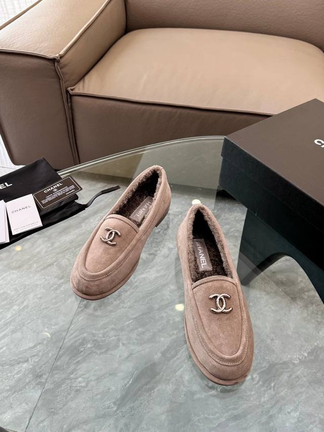 真皮大底Chanel 25Ss 香奈儿 小香 玛丽珍 豆豆单鞋 早秋系列火爆上新，这一季香家小爆款！ 真的一眼爱了，经典拼色完美搭配！ 真的超级有个性，是这款鞋