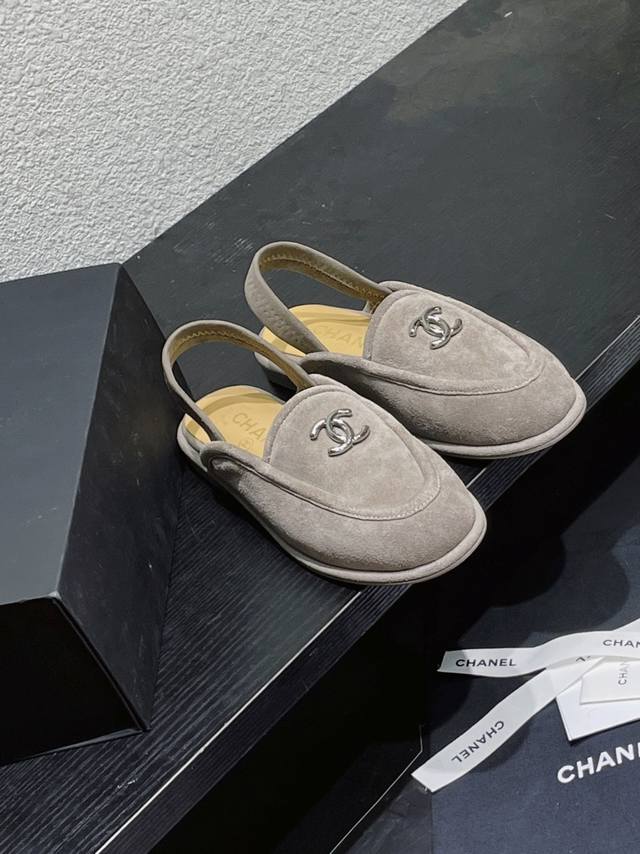 赠送专用香奈飞机礼盒皮里 ￥p毛里 Chanel 香奈儿小香25秋冬新款羊毛里一脚蹬懒人后畔带松紧拖鞋 泰迪毛毛鞋 很舒服诶 美拉德棕色还是很适合秋冬的～ 鞋面