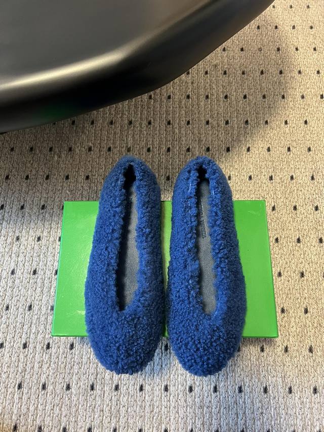 Bottega Venet* 25Ss 毛毛芭蕾舞鞋 Rosa的灵感来自大自然的流动和优雅 如波浪的柔和曲线以及树叶上的天然褶皱，体现出一种轻松自如的动感与和谐