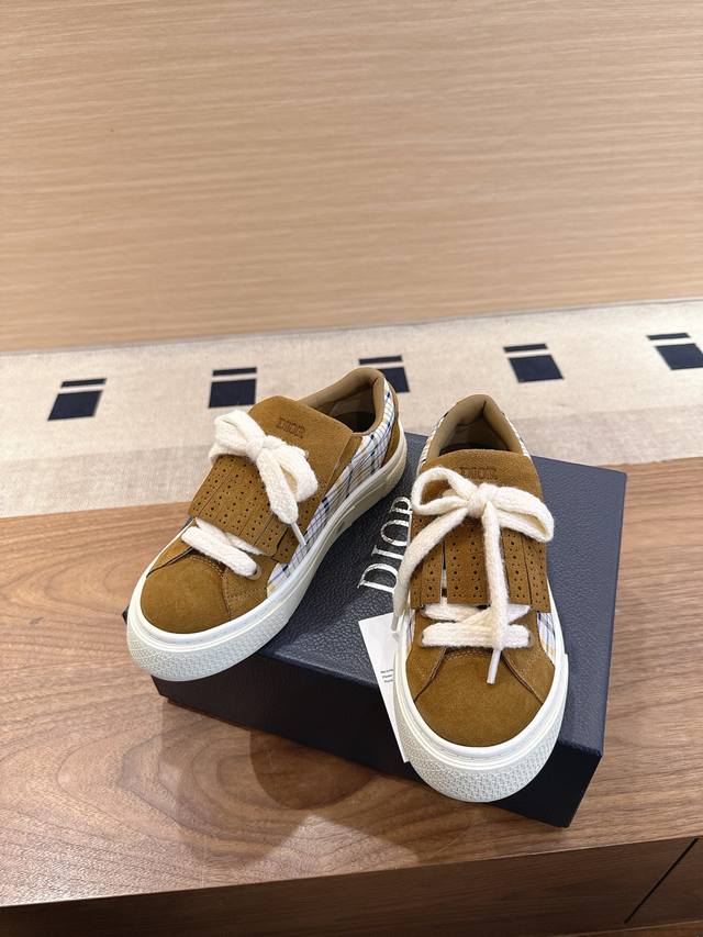 现货 。B33-Spin运动鞋限量款 代购级别。 这款B33Spin运动鞋采用进口粒面牛皮 磨砂皮 科技面料 里料：羊皮 配原版Zp飞机盒包装 男款：39-45