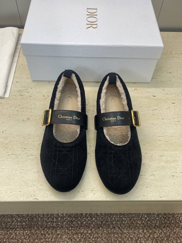 工厂p价p Dior 迪奥2025秋冬新款 D-Alps 高定系列 D-Frost平底圆头芭蕾舞娃娃女鞋 Cd字母Logo五金皮带扣时尚拼色休闲防寒保暖羊羔毛乐