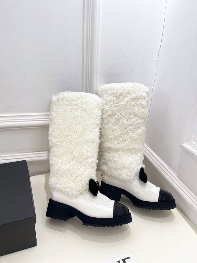 小香 25 2025 秋冬新品 专柜经典走秀款 小香双C蝴蝶结拼色厚底羊毛长靴 系列上新 Bs时尚圈的绝绝子 搭配将演绎着细致 极简 永不褪去的经典元素 展现与