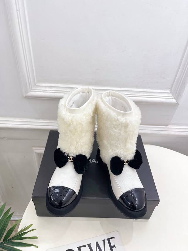 小香 25 2025 秋冬新品 专柜经典走秀款 小香双C蝴蝶结拼色厚底羊毛短靴 系列上新 Bs时尚圈的绝绝子 搭配将演绎着细致 极简 永不褪去的经典元素 展现与