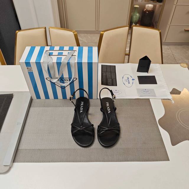 25年秋季手工搭桥拼交叉带子凉鞋系列 顶级包装配套最高版本 prada 225普拉达新品， 顶级版本 实力来袭！ prada25“T台秀款”,主推热卖款式，方头