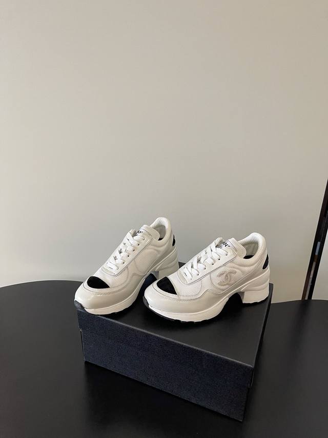 Chanel 最新高跟系 德训 运动休闲鞋 百搭小白鞋 款式搭配 活力满满啊 侧面压印Logo 上脚很秀气 鞋面原版定制材料 原版大底 跟高4.5Cm Size