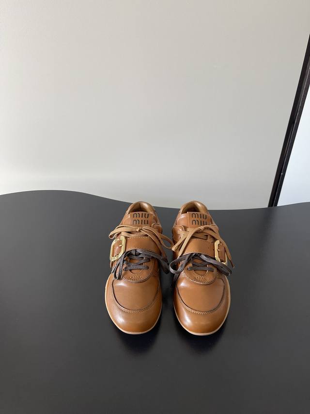 飞机盒10 Miumiu 缪缪 最新德训 做旧 打蜡小牛皮 皮带扣鞋！上脚舒适透气 值得入手 女孩子们那些可可爱爱的小细节算是让Miu一整个拿捏住了 乐福鞋这几